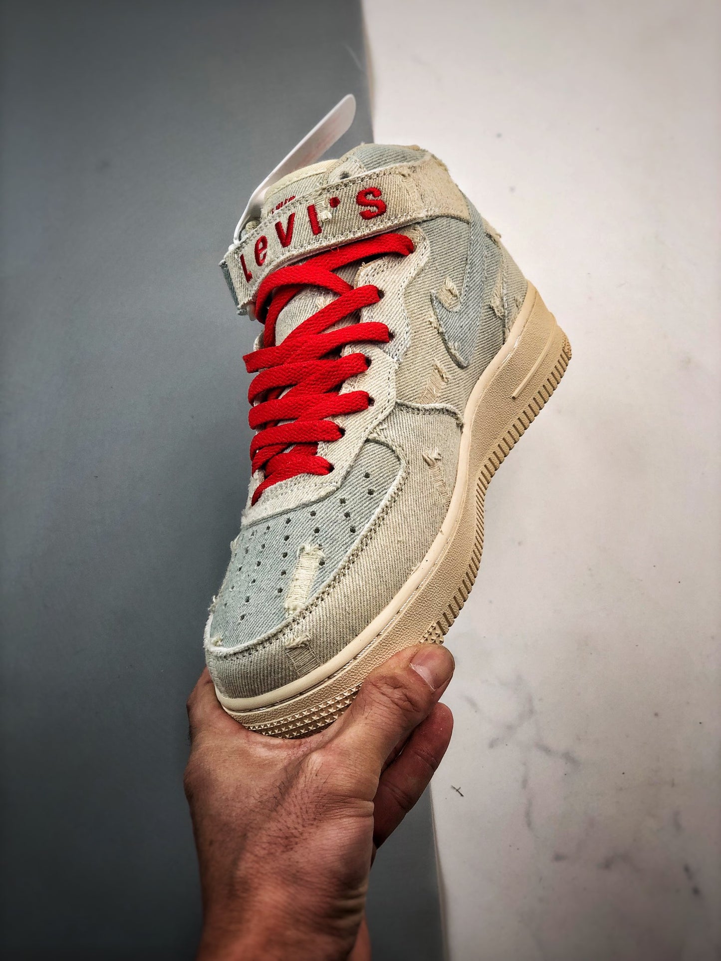 Levi's x Air Force 1 '07 Mid lona jeans desgastada