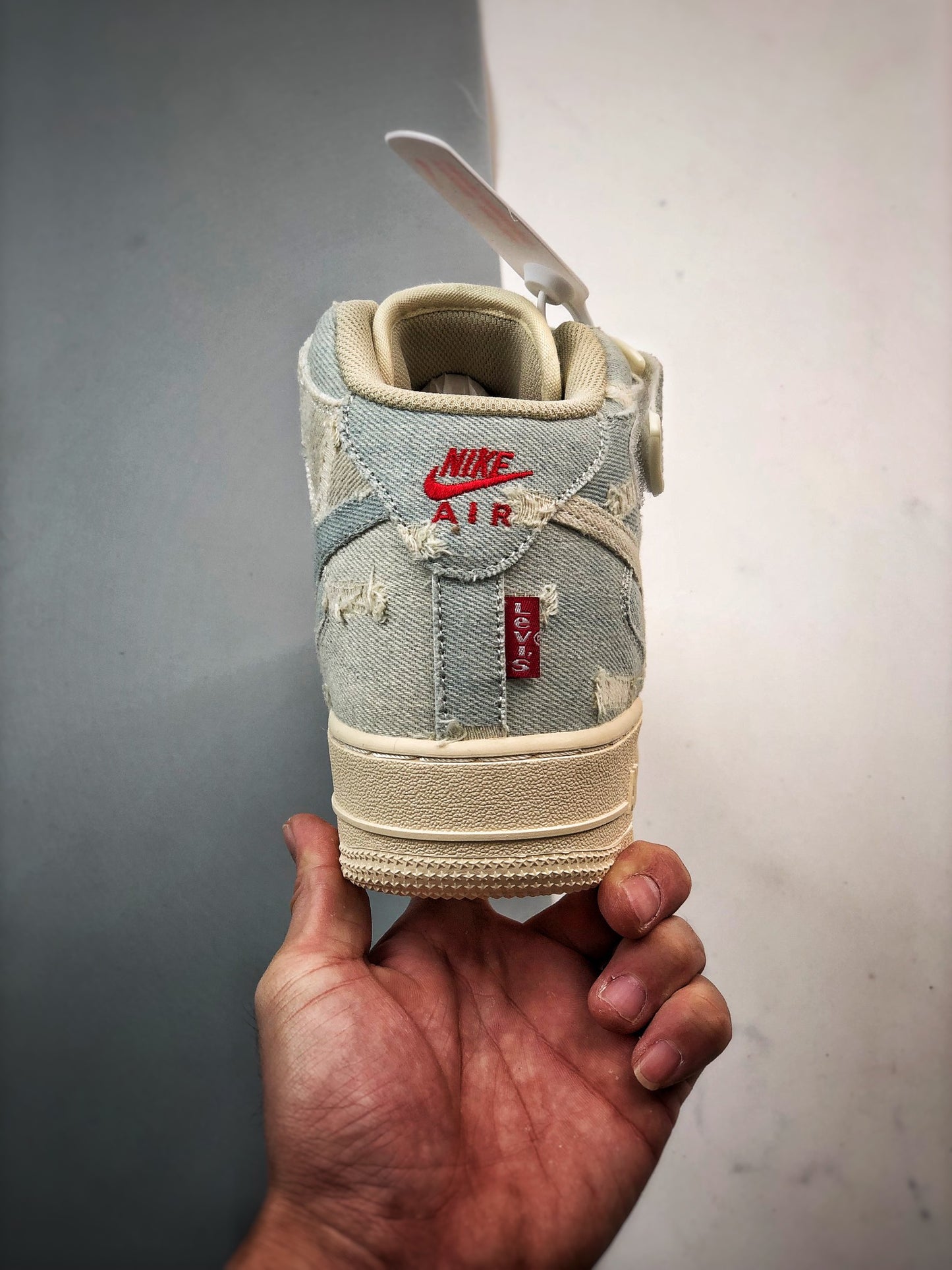 Levi's x Air Force 1 '07 Mid lona jeans desgastada