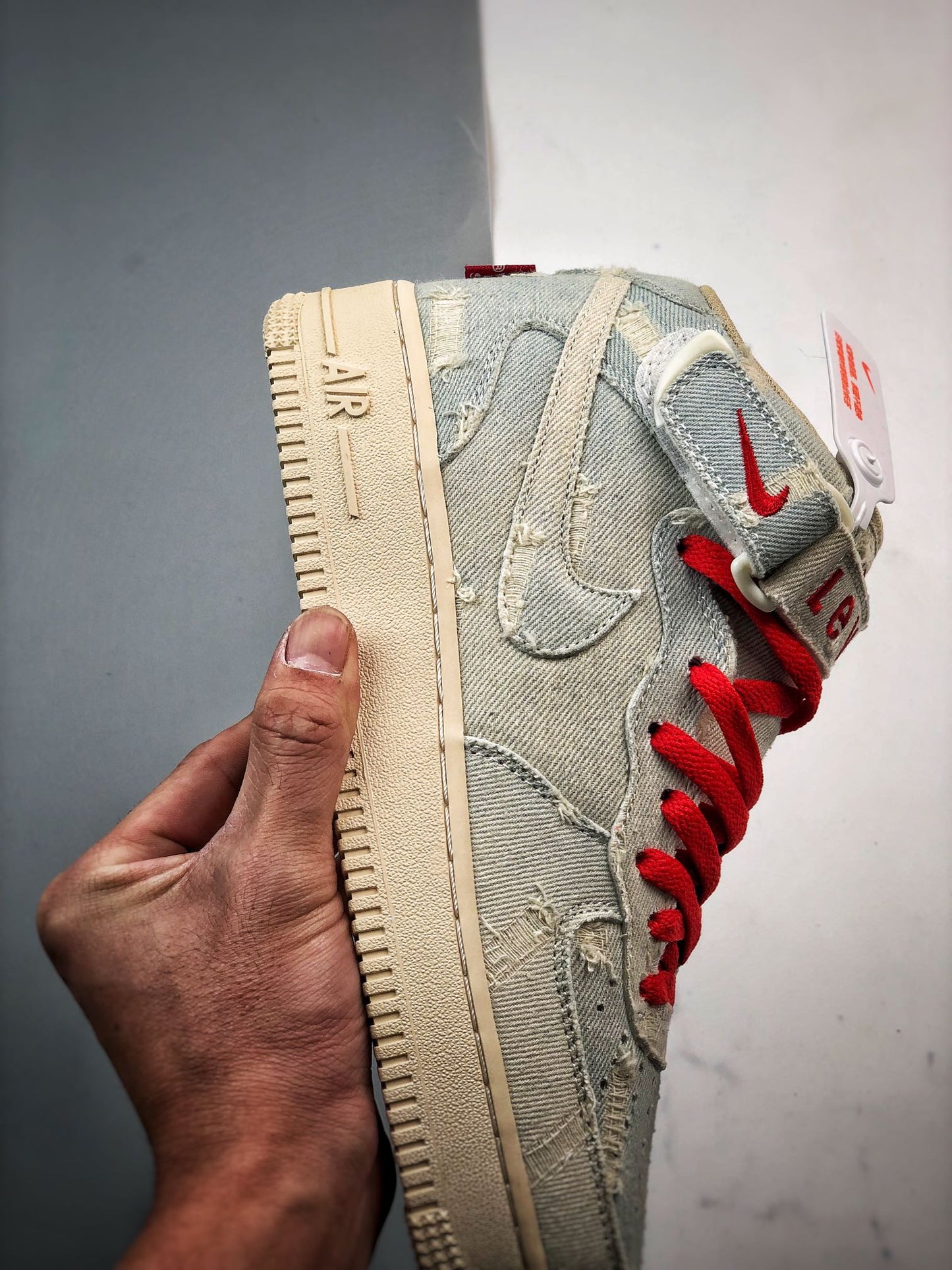 Levi's x Air Force 1 '07 Mid lona jeans desgastada