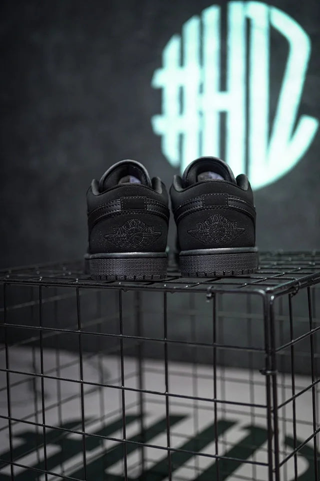 ir Jordan 1 Low Triple Black