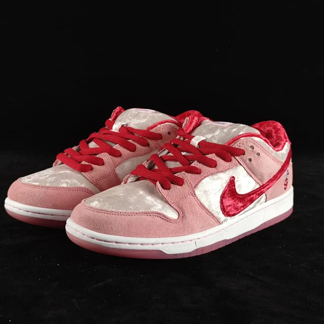 Nike SB Dunk LoLove Skeateboards