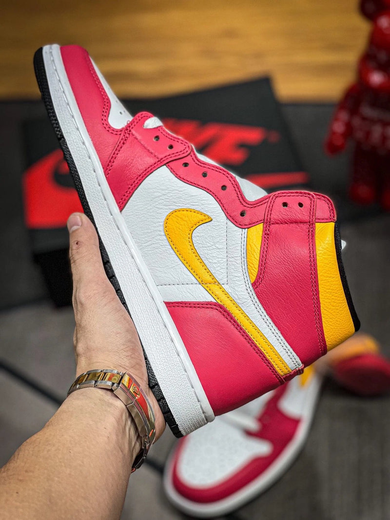 Jordan 1 High OG Retro "Light Fusion Red" Branco Rosa Amarelo