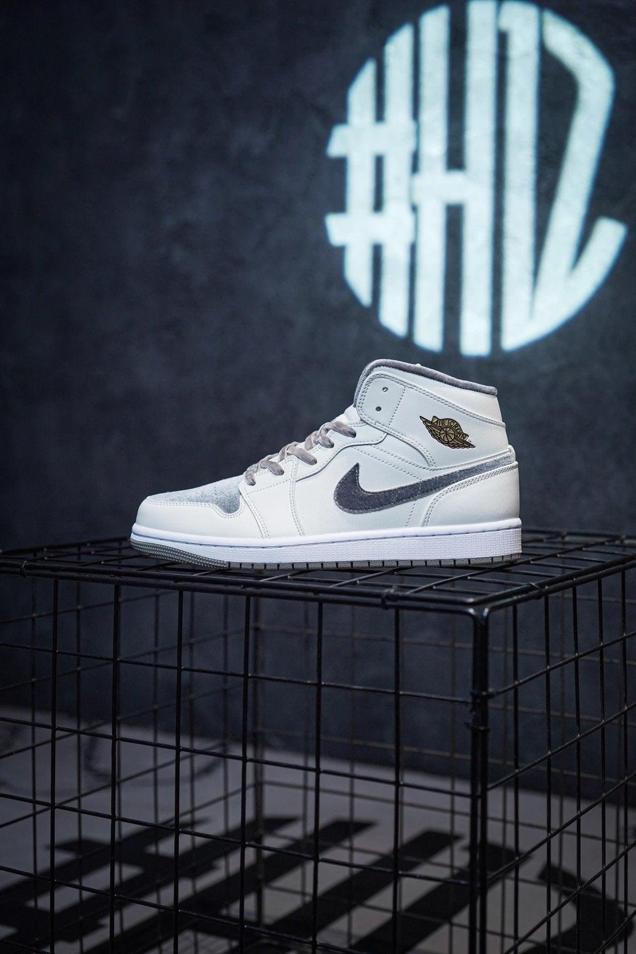 Air Jordan 1 Mid Velvet Bege