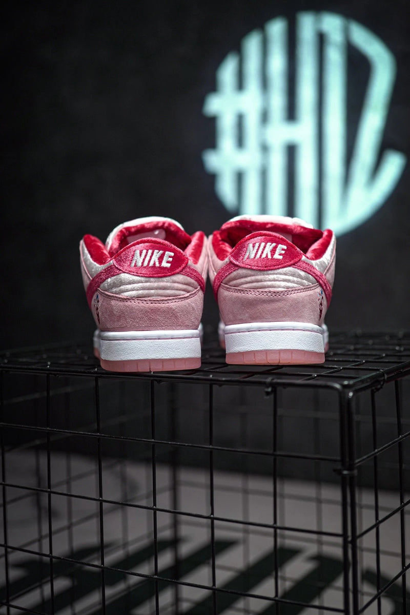 Nike SB Dunk LoLove Skeateboards