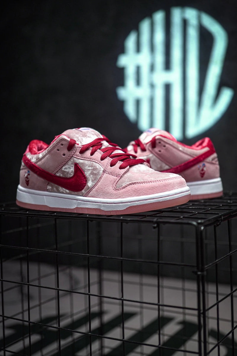 Nike SB Dunk LoLove Skeateboards