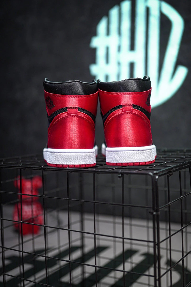 Jordan 1 High OG "Satin Bred" Preto & Seda Vermelha de Dongguan Dachang