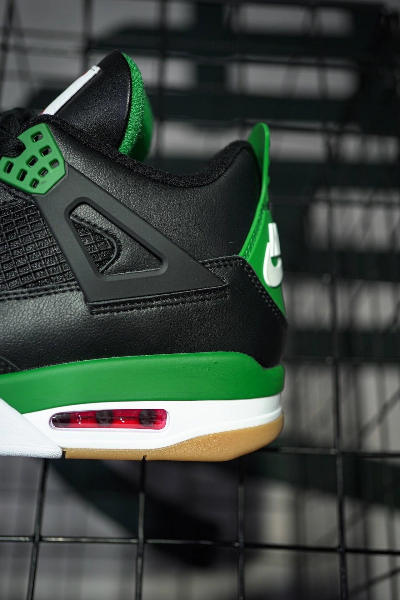 NK SB x Air Jordan 4 co-branded preto e verde