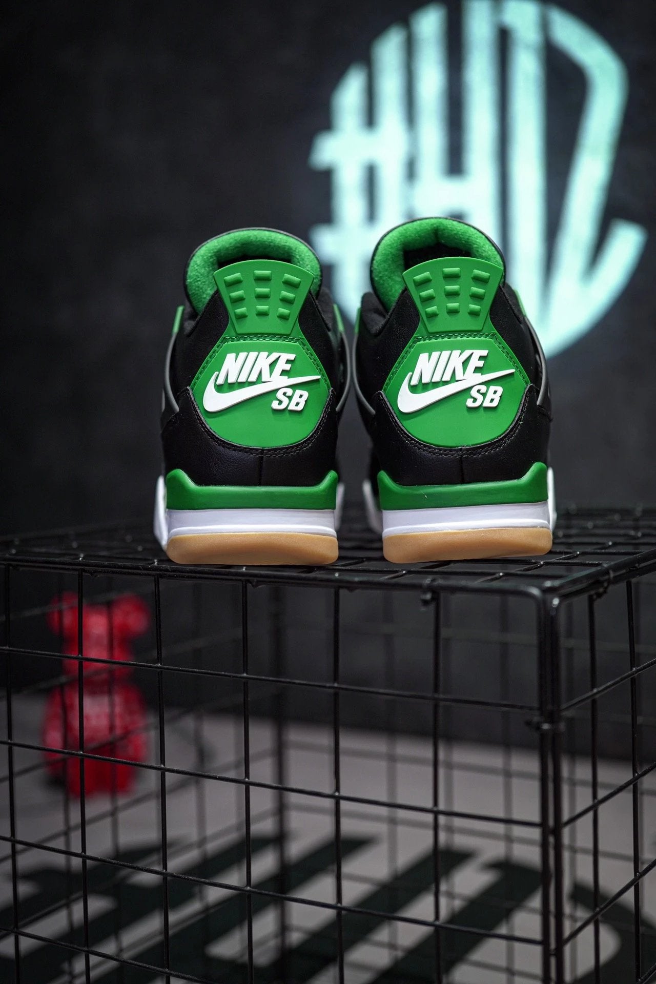 NK SB x Air Jordan 4 co-branded preto e verde