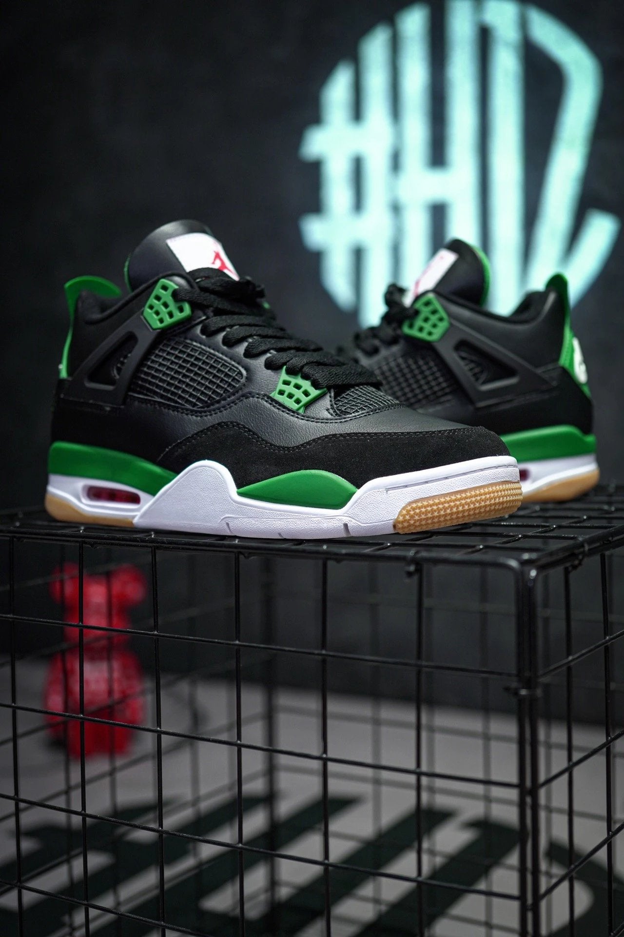 NK SB x Air Jordan 4 co-branded preto e verde
