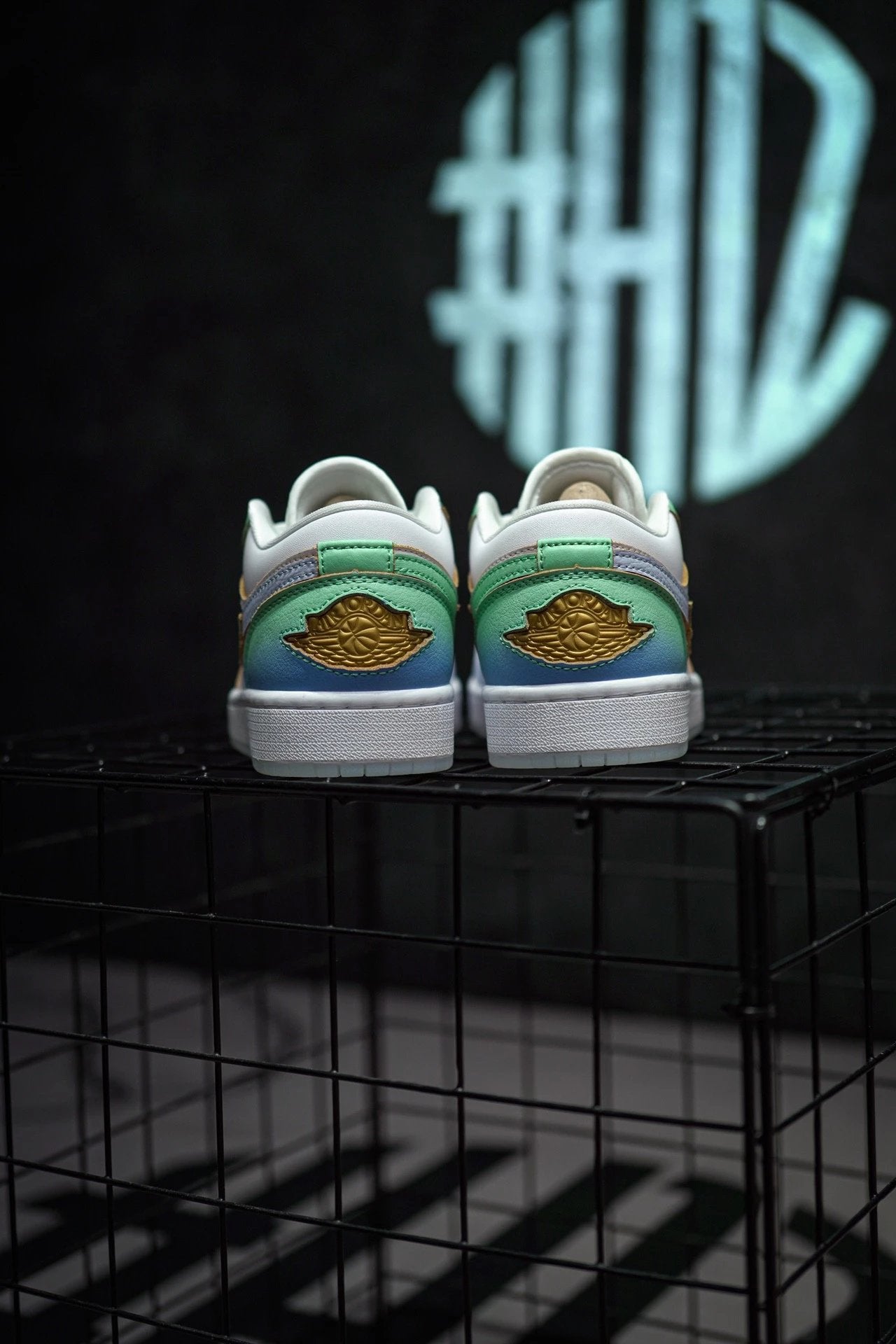 Jordan 1 Low "Emerald Rise" Branco & Azul
