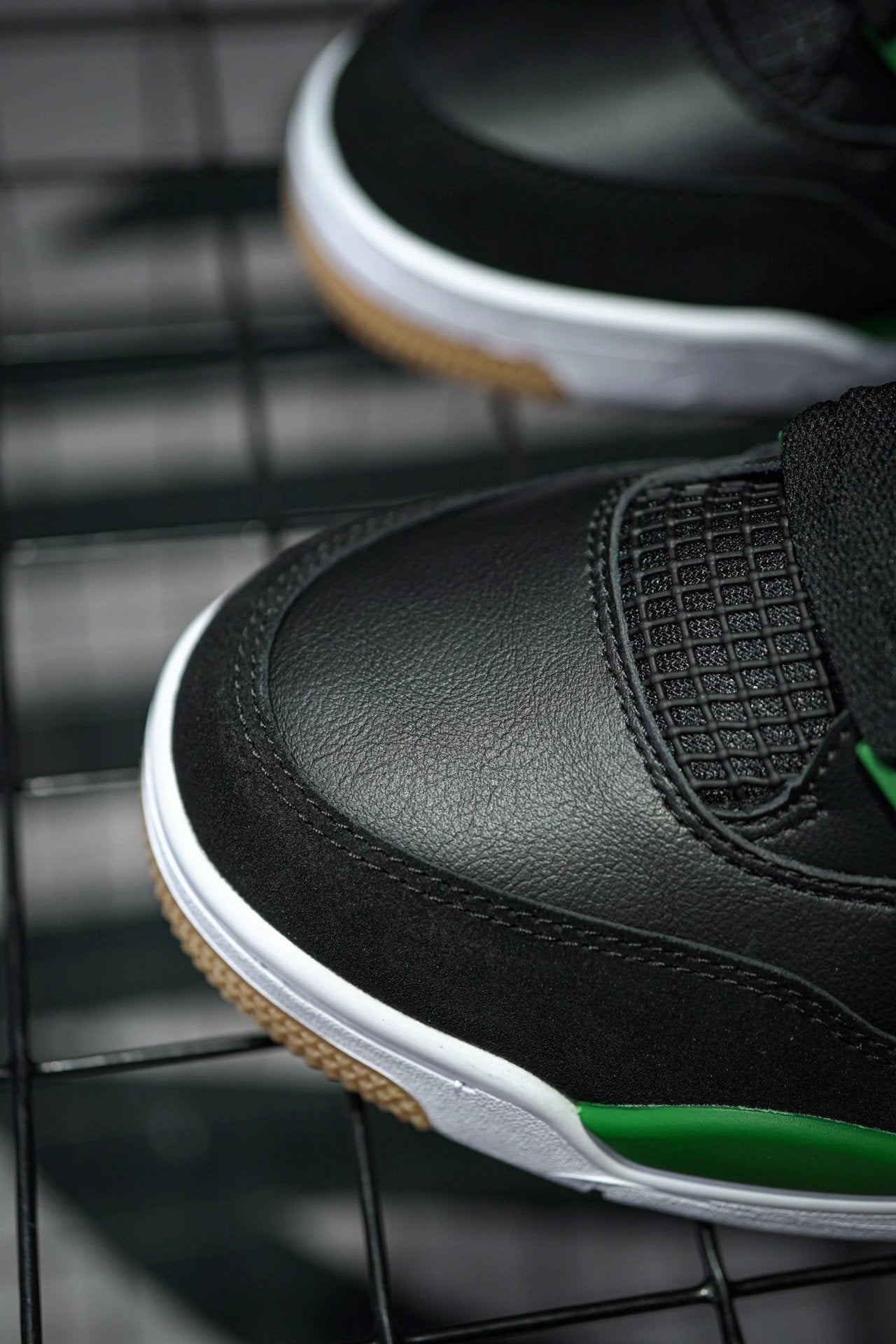 NK SB x Air Jordan 4 co-branded preto e verde