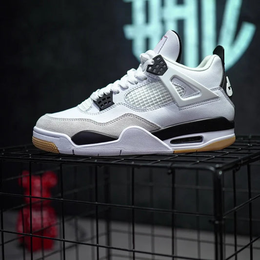 Nike SB x Air Jordan 4 co-branded preto e branco