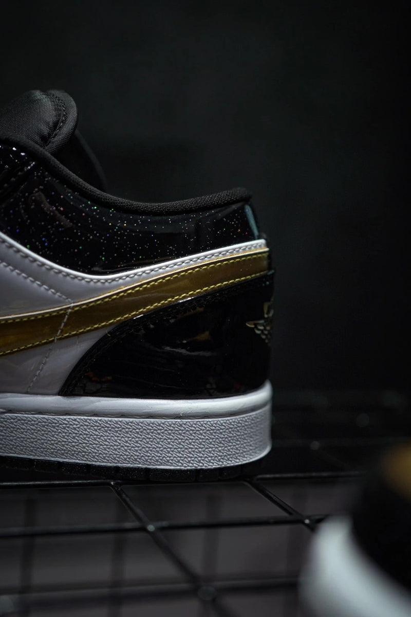 Jordan 1 Low "Gold Toe" Preto Ouro Toe