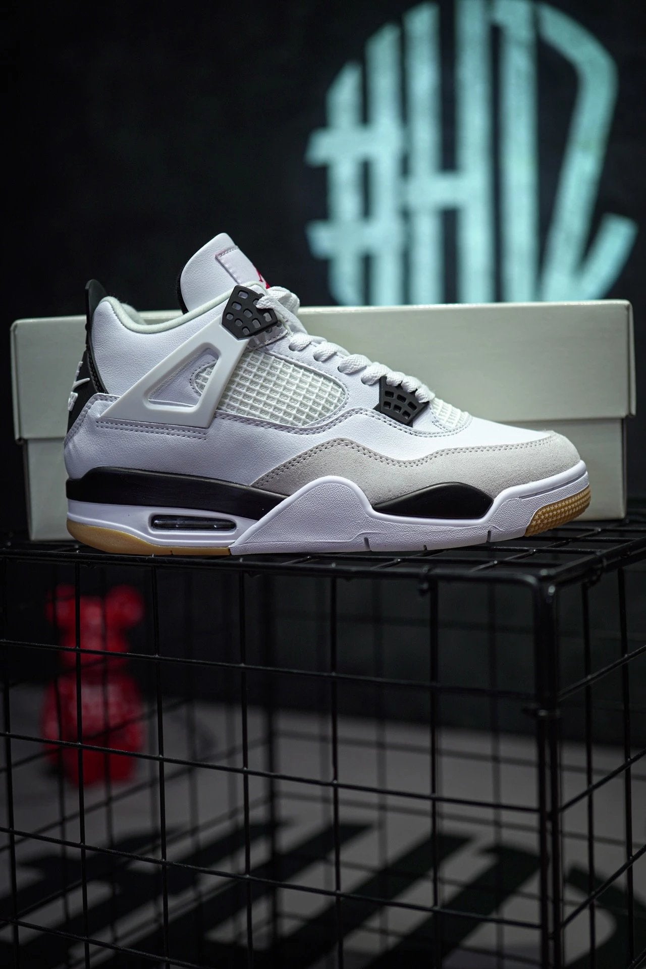 Nike SB x Air Jordan 4 co-branded preto e branco